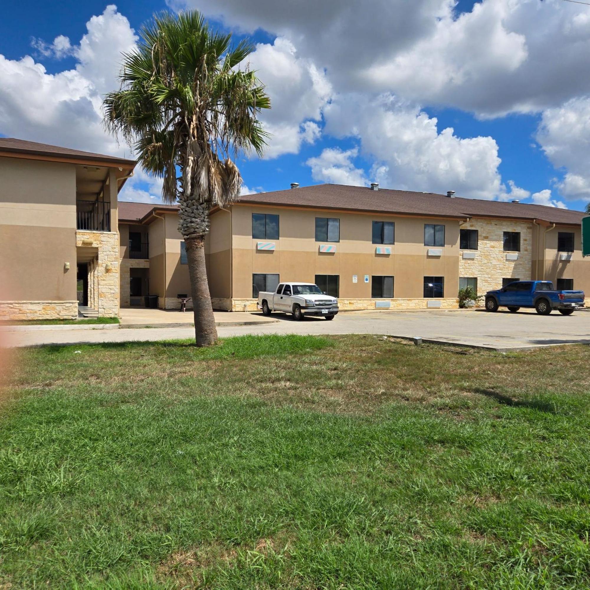 Karnes City Lodge Bagian luar foto