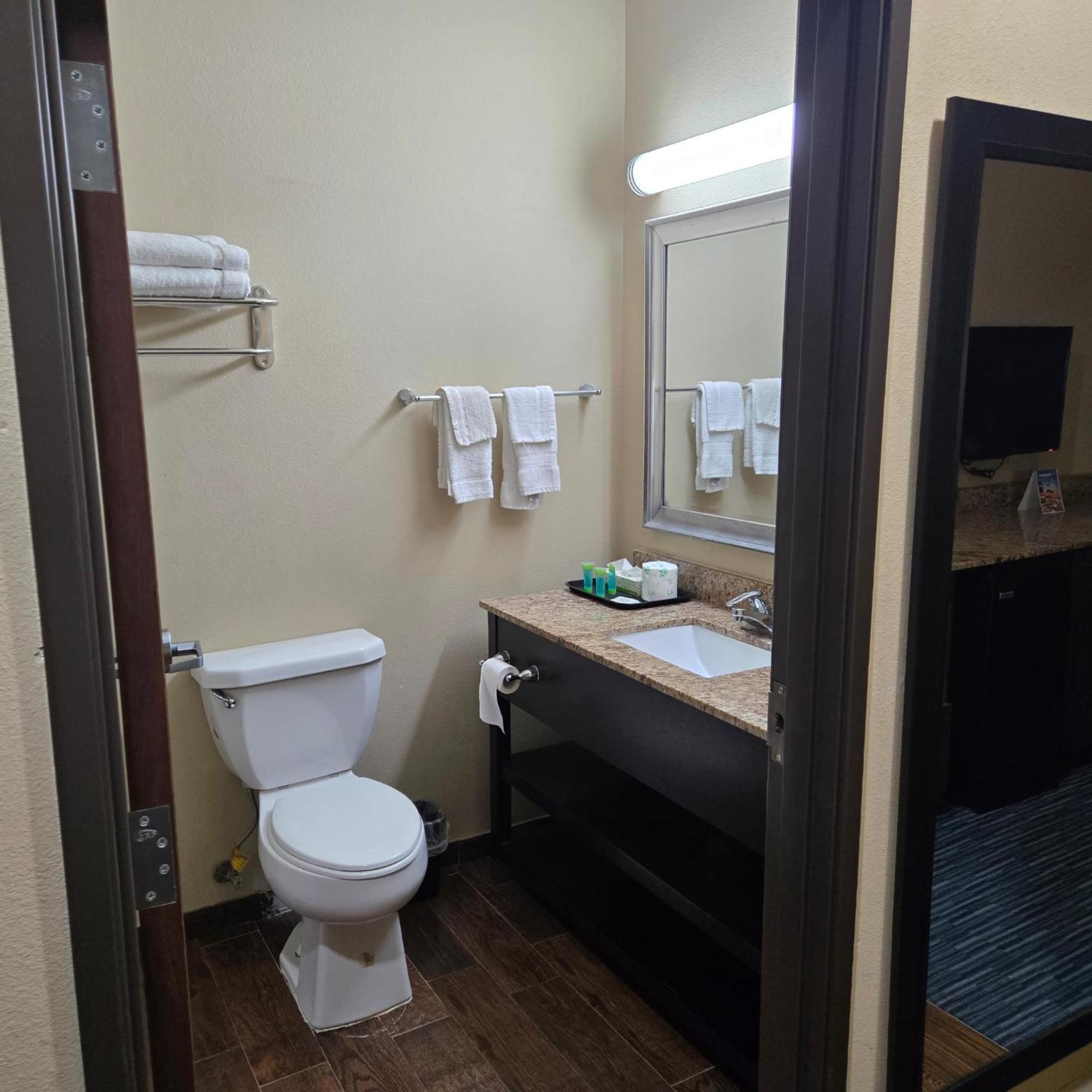 Karnes City Lodge Bagian luar foto