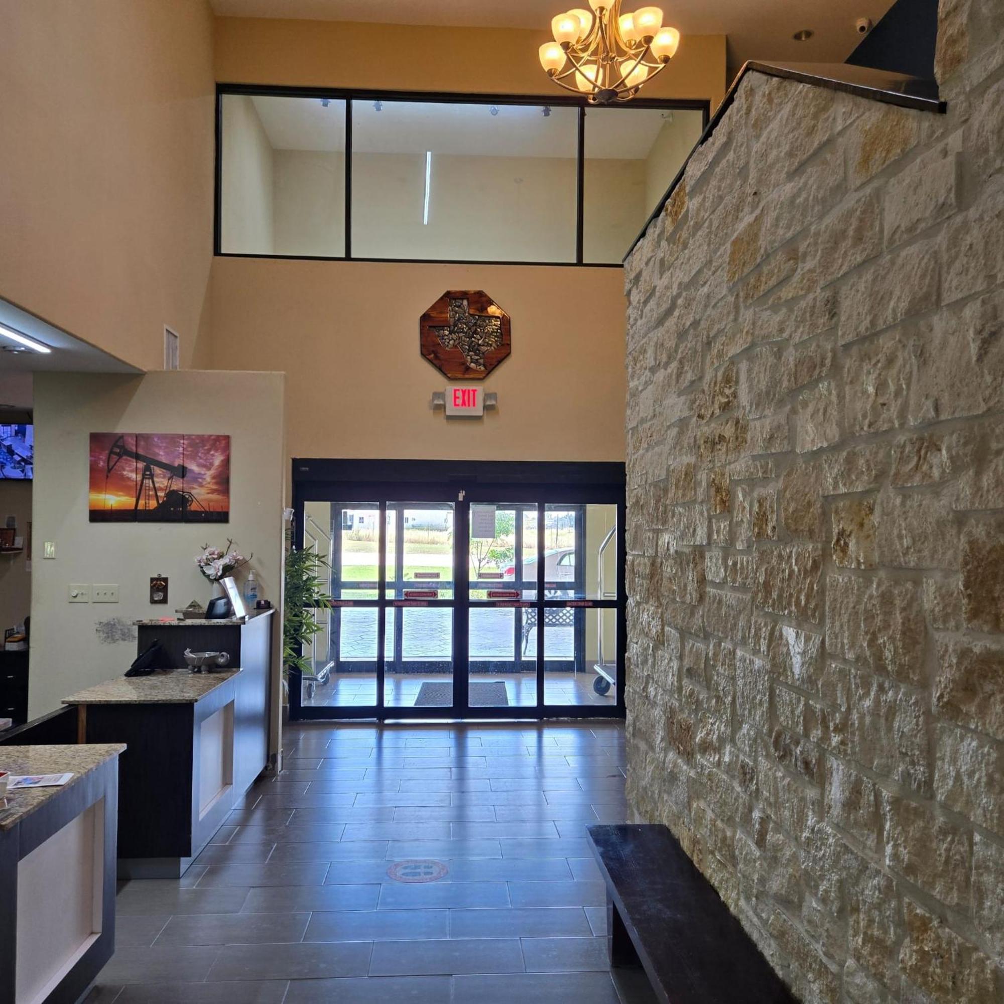 Karnes City Lodge Bagian luar foto