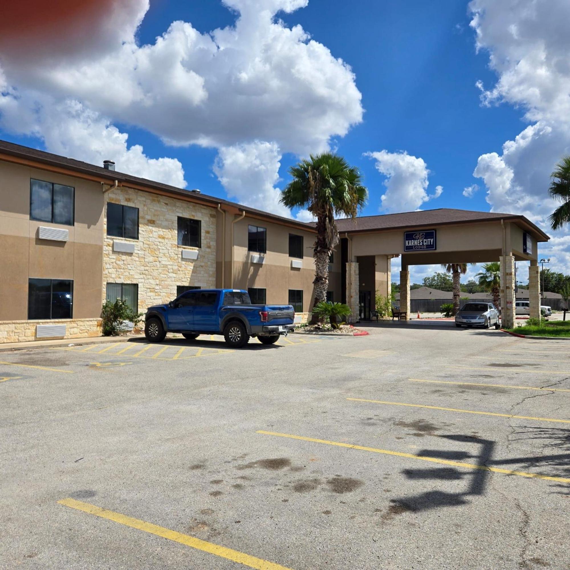 Karnes City Lodge Bagian luar foto
