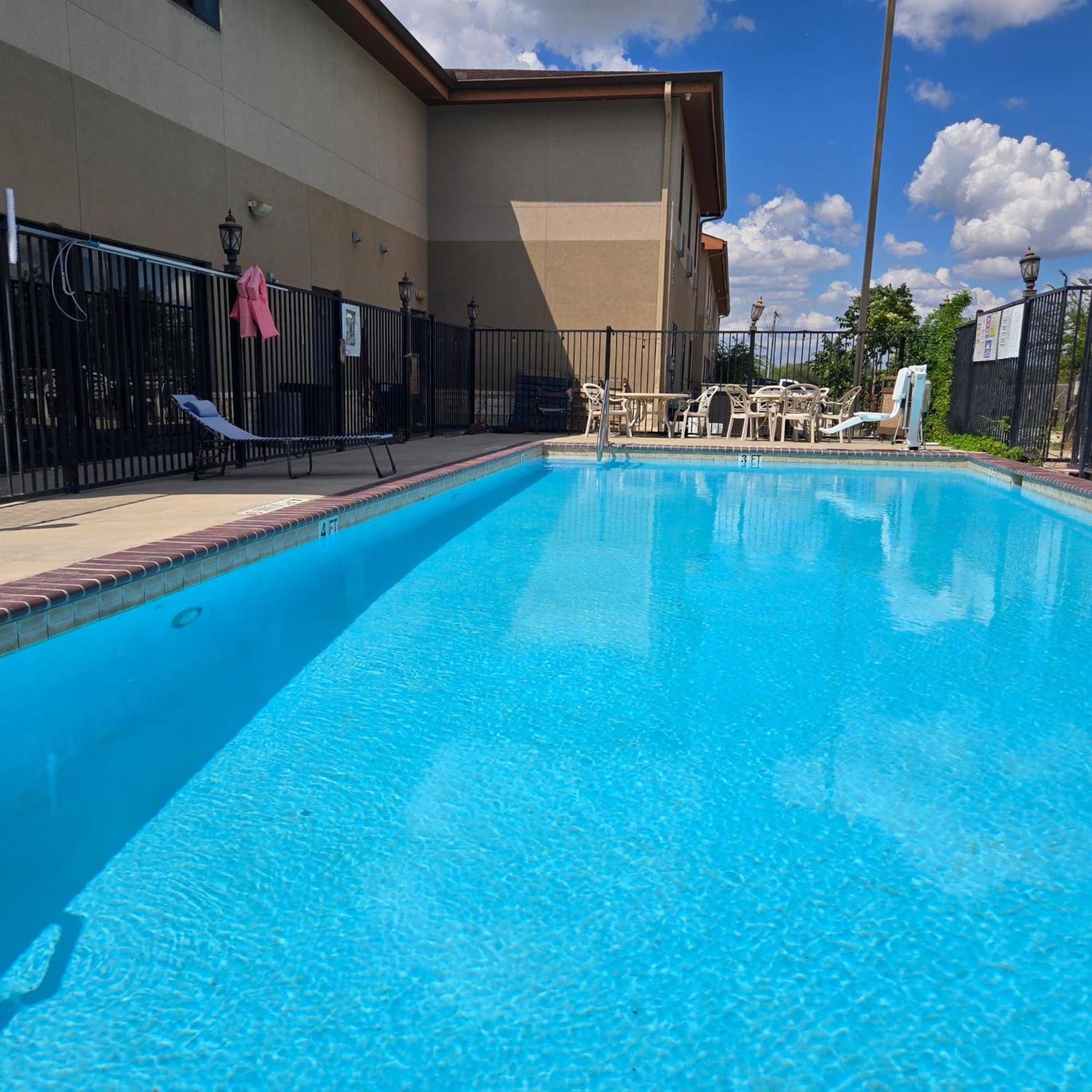 Karnes City Lodge Bagian luar foto