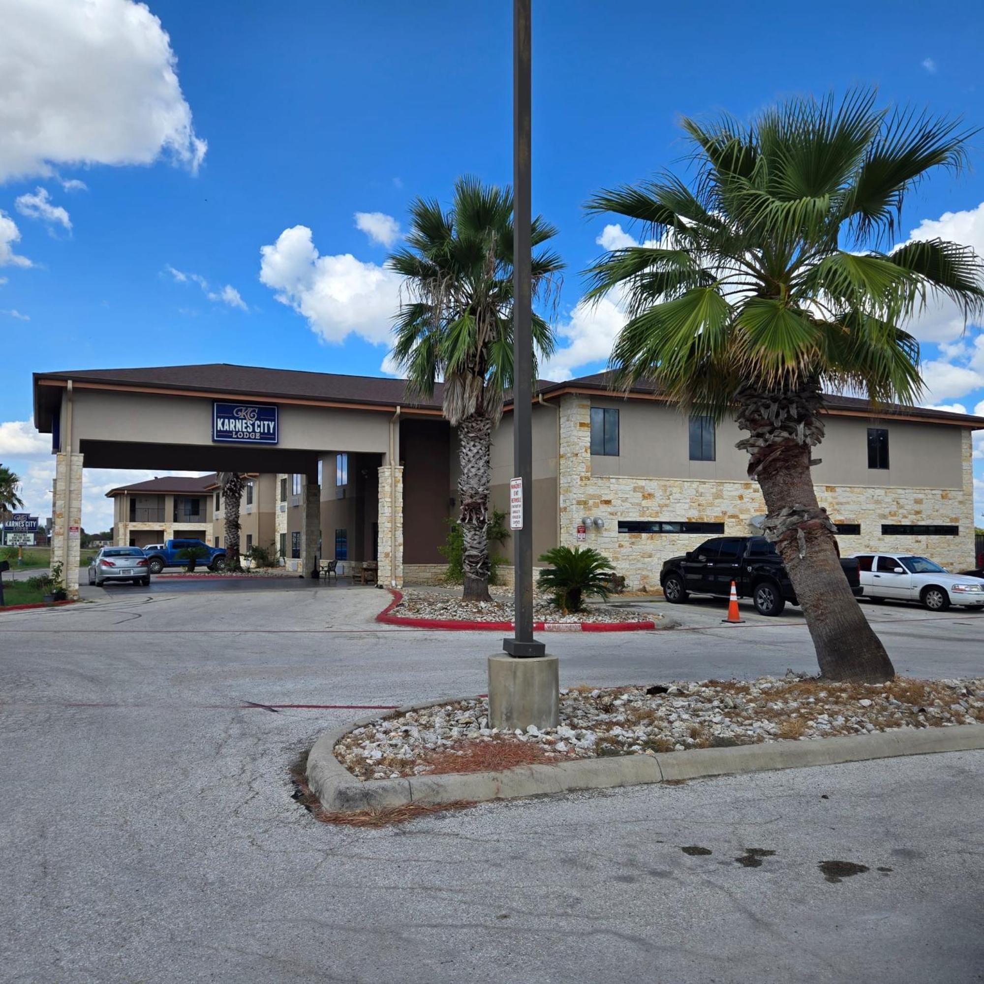 Karnes City Lodge Bagian luar foto