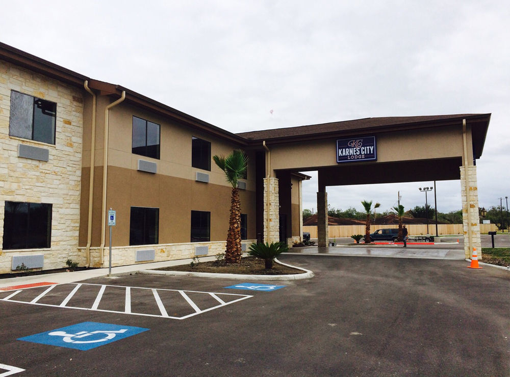 Karnes City Lodge Bagian luar foto
